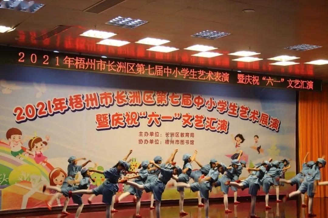 超会摆Pose的沙漠时尚模特：原驼 | 每日一图 狐瞰世界
